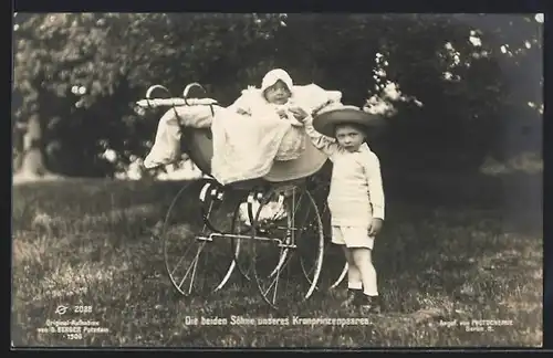 AK Kronprinz Wilhelm von Preussen mit seinem Brüderchen im Kinderwagen