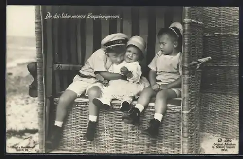 AK Die drei Söhne des Kronprinzen Wilhelm von Preussen sitzen in einem Strandkorb