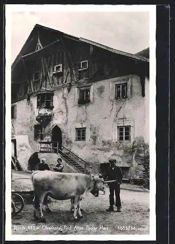 AK Pfunds /Oberinntal, Altes Tiroler Haus mit Bauer und Ochsenkarren