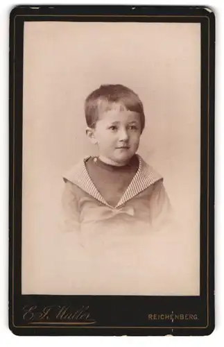 Fotografie Ernst J. Müller, Reichenberg, Neustädter Platz 17, Süsses Kleinkind in dunklem Hemd mit gestreiftem Kragen