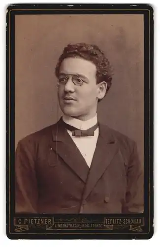 Fotografie C. Pietzner, Teplitz, Lindenstrasse, Junger Mann mit lockigem Haar und Zwicker mit Kette