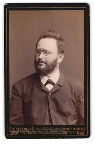Fotografie C. Pietzner, Teplitz, Lindenstrasse, Bürgerlicher Herr im Anzug mit Vollbart und Zwicker