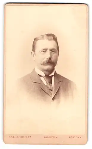 Fotografie H. Selle, Potsdam, Yorkstr. 4, Bürgerlicher Herr mit Schnurrbart und Brille im dunklen Anzug