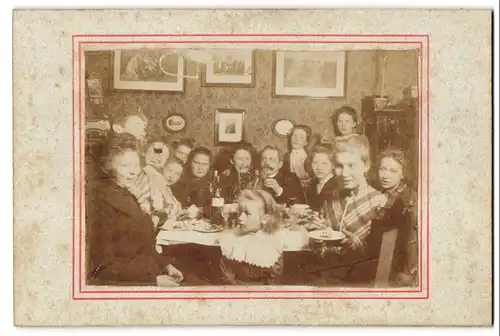 Fotografie unbekannter Fotograf und Ort, Kaffeekranz mit der Familie, Gedeckter Tisch mit Kuchen und Kaffee