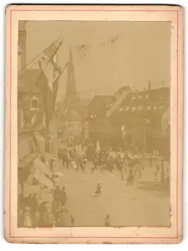 Fotografie unbekannter Fotograf, Ansicht Offenburg, Umzug auf dem Markt mit Blick nach der Kirche