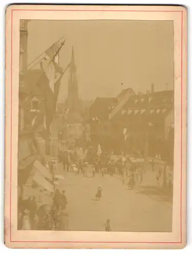 Fotografie unbekannter Fotograf, Ansicht Offenburg, Marktplatz mit einem Umzug und Flaggenschmuck