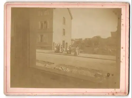 Fotografie unbekannter Fotograf, Ansicht Offenburg, Blick aus einem Fenster auf Sonntag Kirchgänger