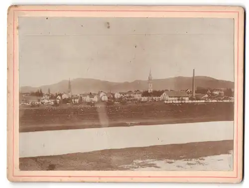 Fotografie unbekannter Fotograf, Ansicht Offenburg, Blick nach der Stadt mit Kirche