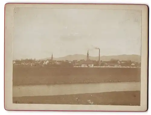 Fotografie unbekannter Fotograf, Ansicht Offenburg, Blick über den Kinzig nach der Stadt