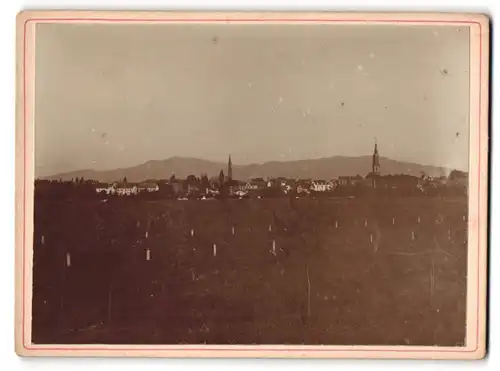 Fotografie unbekannter Fotograf, Ansicht Offenburg, Blick auf die Stadt von den Feldern aus gesehen