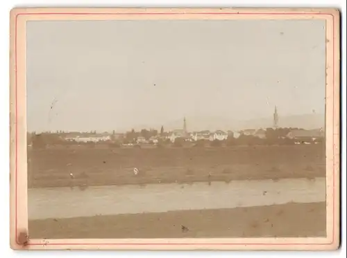 Fotografie unbekannter Fotograf, Ansicht Offenburg, Bäuerinnen stapeln Heuschober mit Blick zur Stadt