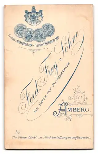 Fotografie Ferd. Frey Söhne, Amberg, junger Knabe mit Kommunionskerze und Bibel