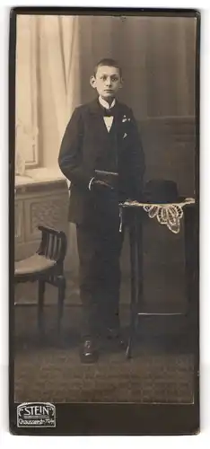 Fotografie F. Stein, Berlin, Junge im schwarzen Anzug mit Bibel zur Konfirmation