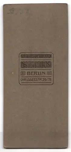 Fotografie F. Stein, Berlin, Junge im schwarzen Anzug mit Bibel zur Konfirmation