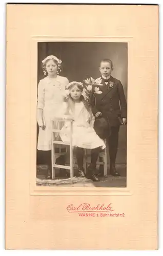 Fotografie Carl Buchholz, Wanne i. W., drei junge Geschwister zur Erstkommunion im Anzug und in weissen Kleidern