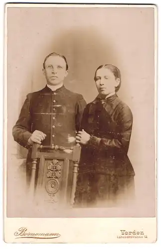 Fotografie Bornemann, Verden / Aller, Pfarrer im Talar nebst seiner Frau
