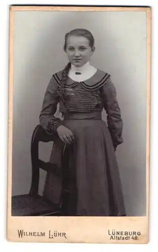 Fotografie Wilhelm Lühr, Lüneburg, junges Mädchen Meta Sommer im Kleid mit langem geflochtenem Zopf