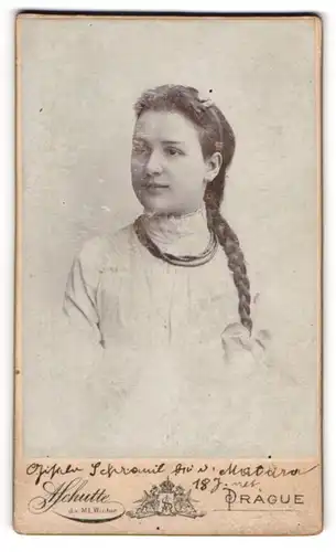 Fotografie Alois M. Schutte, Prag, Portrait junge Frau Lanolin mit langem geflochtenem Zopf