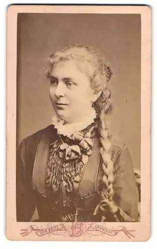 Fotografie Chr. Beitz, Arnstadt, junge blonde Frau im dunklen Kleid mit geflochtenem Zopf