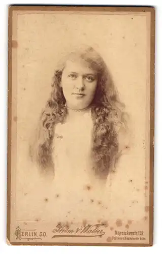 Fotografie Strom & Walter, Berlin, junge Frau im weissen Kleid mit langen offenen Haaren