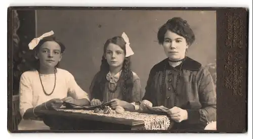 Fotografie Hugo Pers, Stralsund, Mutter mit ihren beiden Töchtern samt Haarschleife und Zopf