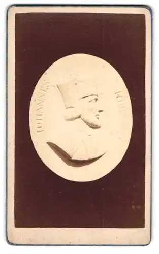 Fotografie unbekannter Fotograf und Ort, Relief mit Kopf des Johannes Jan Hus
