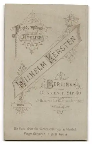 Fotografie Wilhelm Kersten, Berlin, Herr im karierten Anzug mit struppigem Backenbart