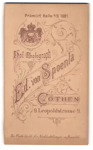 Fotografie Ed. von Spoenla, Cöthen, Leopoldstr. 9, königliches Wappen mit Verzierung über Anschrift des Ateliers