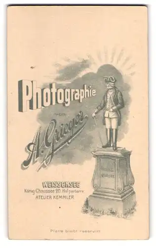 Fotografie A. Grieger, Berlin-Weissensee, Statue Friedrich der Grosse der alte Fritz mit Aufschrift Suum Quique