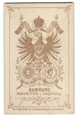 Fotografie Kaiser Atelier, Hamburg, Wappen des Königreich Preussen mit Anschrift des Ateliers