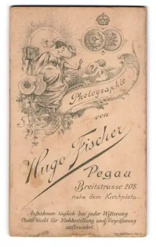 Fotografie Hugo Fischer, Pegau, Breitestr. 208, Frau betrachtet Fotografie mit einer Lupe, Plattenkamer, Wappen