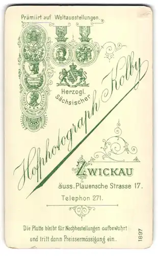 Fotografie Kolby, Zwickau, äuss. Plauensche Str. 17, kgl. Sächsisches Wappen nebst Medaillen
