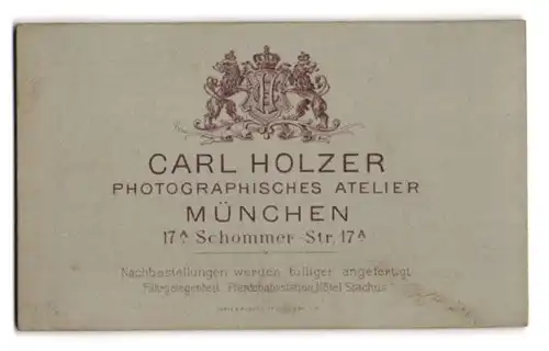 Fotografie Carl Holzer, München, Schommer Str. 17a, Anschrift des Ateliers mit könglich Bayrischem Wappen