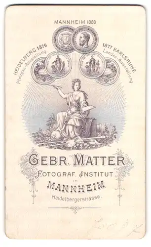 Fotografie Gebr. Matter, Mannheim, Heidelbergerstr., Frau mit Malpalette sitzt auf einer Plattenkamera, Medaillen