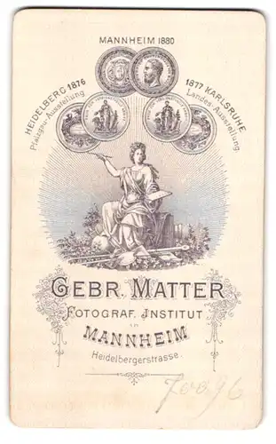 Fotografie Gebr. Matter, Mannheim, Heidelbergerstr., Medaillen und Frau auf einer Plattenkamera
