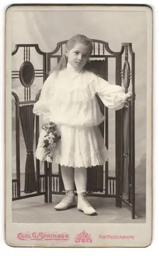 Fotografie Carl G. Springer, Reichenberg / Liberec, niedliches Mädchen im weissen Kleid vor einem Paravent