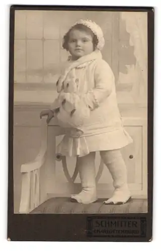 Fotografie Marcel Schmitter, Berlin-Charlottenburg, kleines Mädchen im weissen Kleid mit Muff