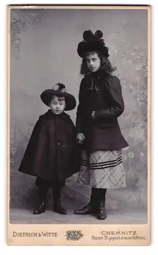 Fotografie Dietrich & Witte, Chemnitz, grosse Schwester mit kleinem Bruder im Herbstkleid und Mantel Cape