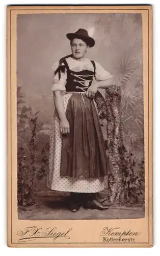 Fotografie F. X. Siegel, Kempten, junge Frau in Tracht posiert im Atelier