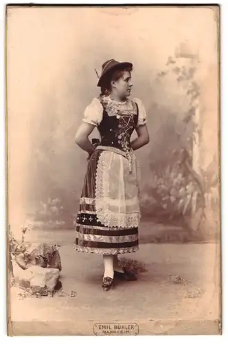 Fotografie Emil Bühler, Mannheim, junge Dame im Trachtenkleid / Dirndl mit Hut