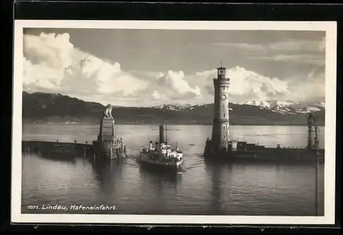 AK Lindau, Hafeneinfahrt mit Dampfer und Leuchtturm