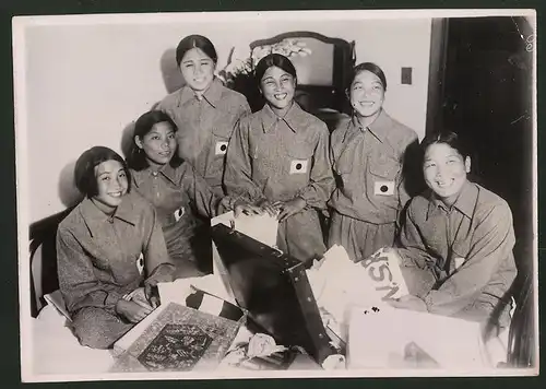 Fotografie Japanische Sportlerinnen in Uniform mit Nationalflagge