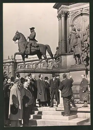 Fotografie Ansicht Wien, Fremdenführer vor dem Maria Theresia-Denkmal