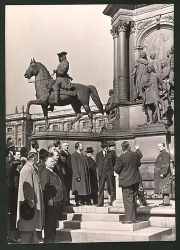 Fotografie Ansicht Wien, Fremdenführer vor dem Maria Theresia-Denkmal