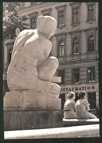 Fotografie Ansicht Wien, Figur am Schubertbrunnen