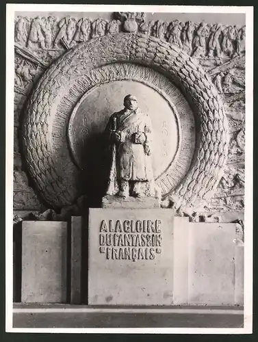 Fotografie Ansicht Paris, Denkmal für den Infanteristen auf der Mauer des Friedhofs von Passy
