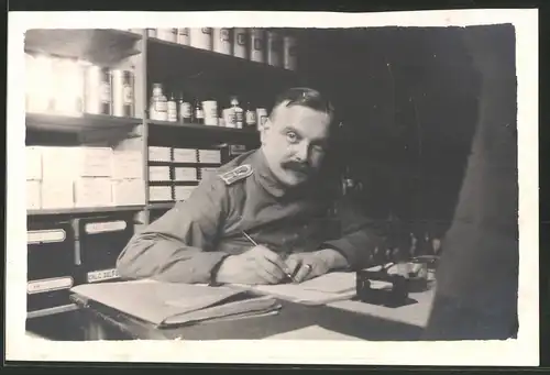 Fotografie 1.WK, Stabsarzt in Uniform vor Arzneimittelregal 1915