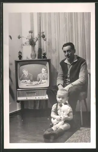 Fotografie TV-Gerät, Vater & Kind neben Fernsehapparat & Radioempfänger