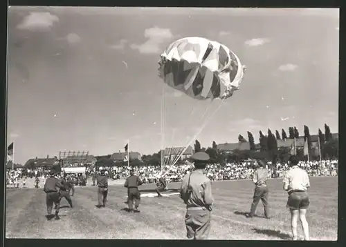 Fotografie NVA Festveranstaltung, Fallschirmjäger landet auf Markierung