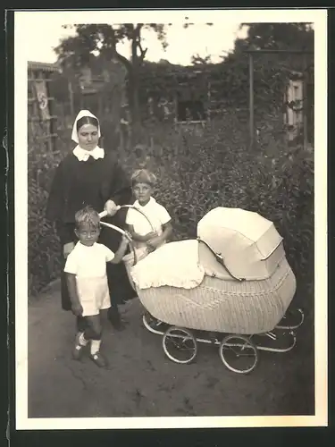 Fotografie Mutter mit Kinderwagen & Knaben